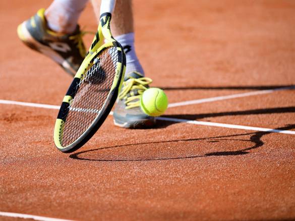 La coudière de compression en matériau respirant : un allié pour les joueurs de tennis